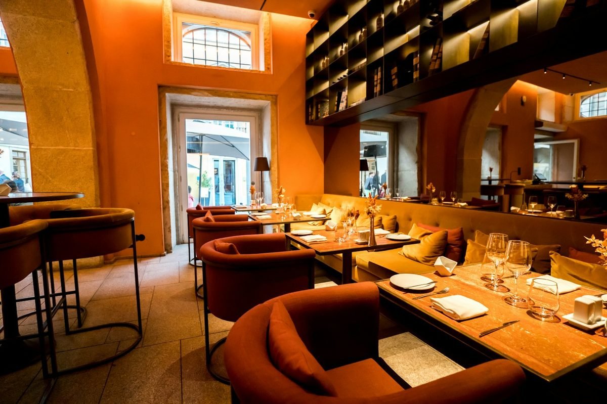 A restaurant dining room